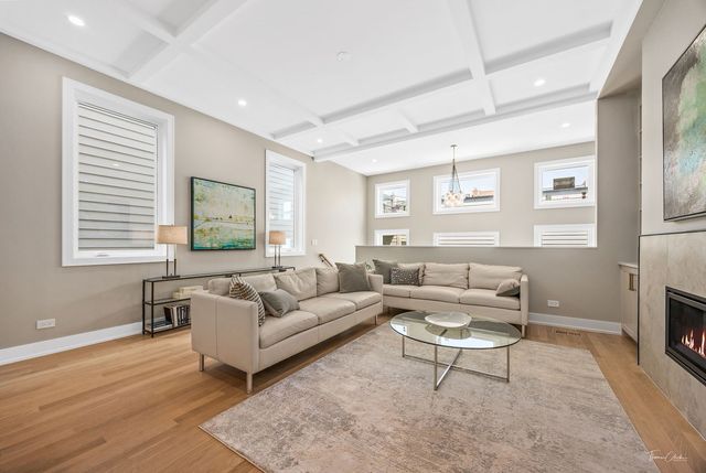 1634 W Wolfram Street, Chicago, IL 60657