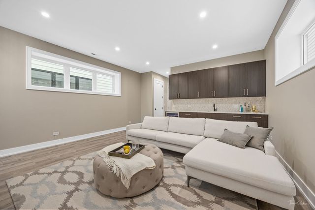 1634 W Wolfram Street, Chicago, IL 60657