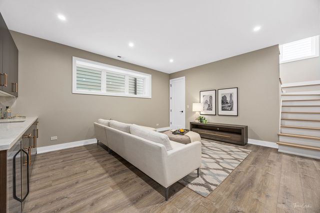 1634 W Wolfram Street, Chicago, IL 60657