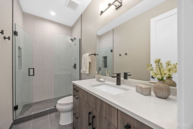 1634 W Wolfram Street, Chicago, IL 60657