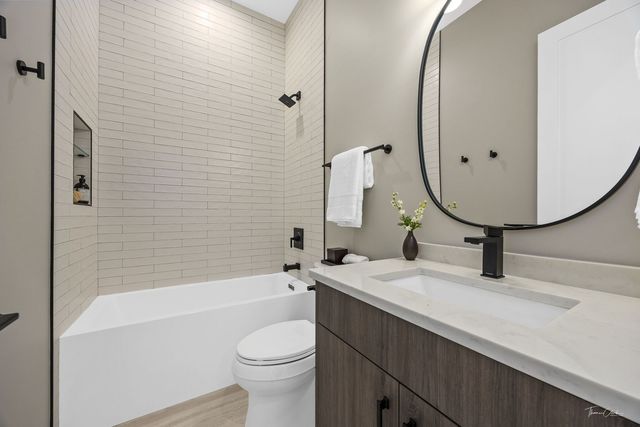 1634 W Wolfram Street, Chicago, IL 60657