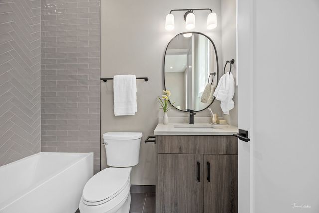 1634 W Wolfram Street, Chicago, IL 60657