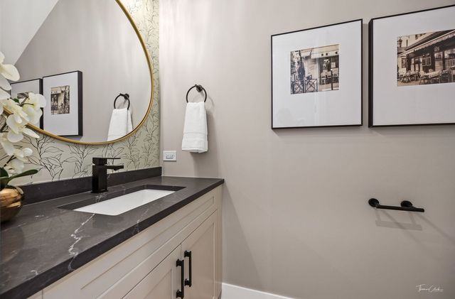 1634 W Wolfram Street, Chicago, IL 60657