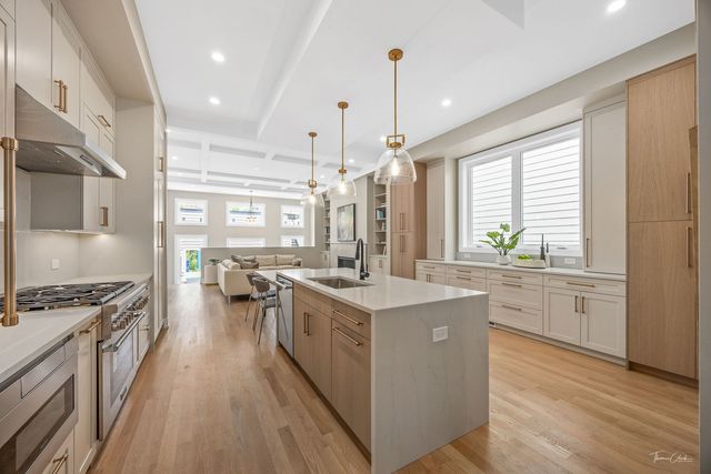 1634 W Wolfram Street, Chicago, IL 60657