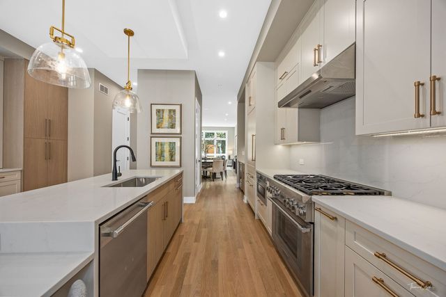 1634 W Wolfram Street, Chicago, IL 60657