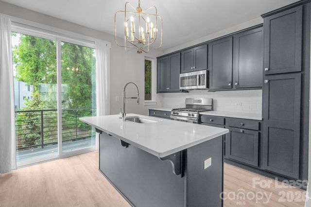 570 W End Drive, Charlotte, NC 28208