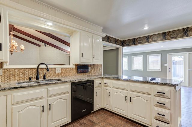 8405 Vicksburg Avenue, Lubbock, TX 79424