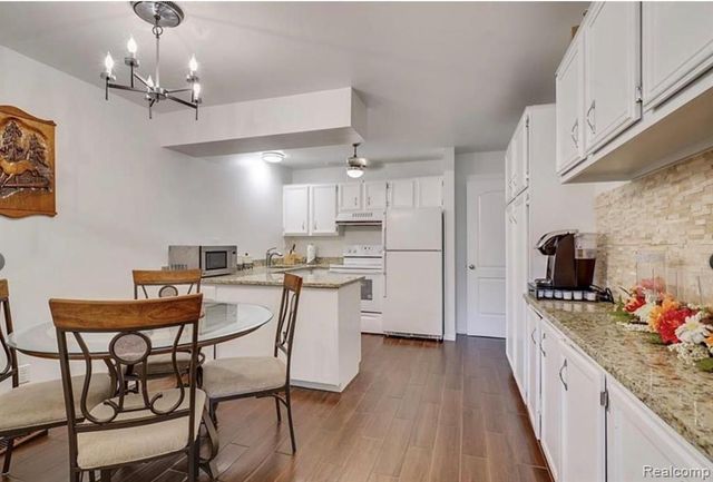 2472 Mulberry Square 22, Bloomfield Hills, MI 48302