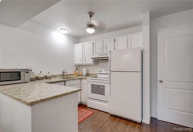 2472 Mulberry Square 22, Bloomfield Hills, MI 48302