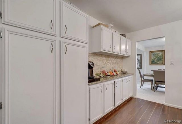 2472 Mulberry Square 22, Bloomfield Hills, MI 48302