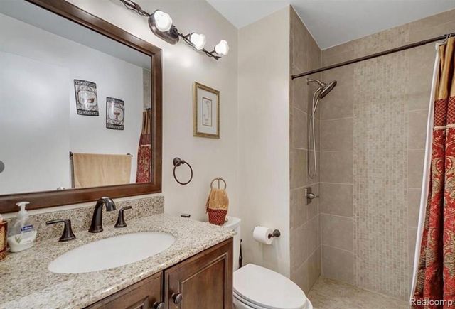 2472 Mulberry Square 22, Bloomfield Hills, MI 48302