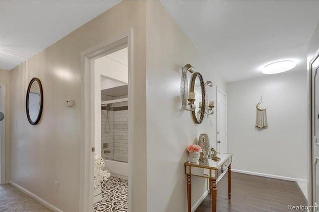 2472 Mulberry Square 22, Bloomfield Hills, MI 48302