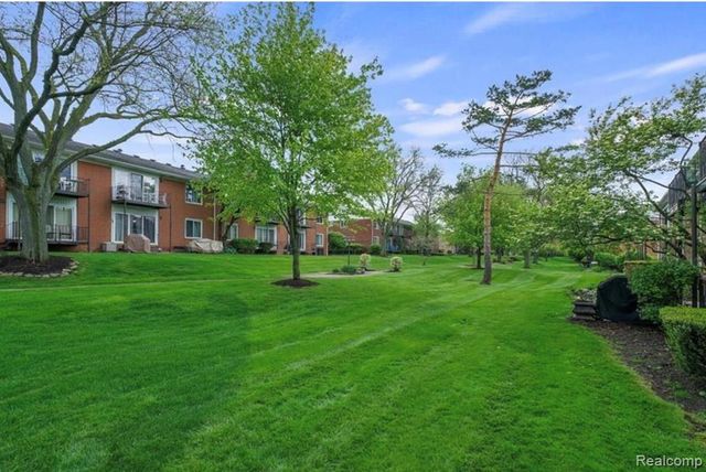 2472 Mulberry Square 22, Bloomfield Hills, MI 48302