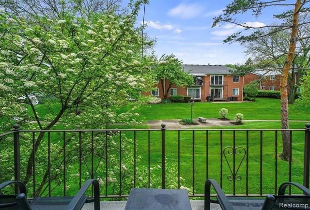 2472 Mulberry Square 22, Bloomfield Hills, MI 48302