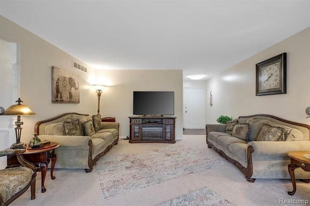 2472 Mulberry Square 22, Bloomfield Hills, MI 48302