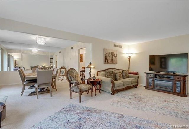 2472 Mulberry Square 22, Bloomfield Hills, MI 48302