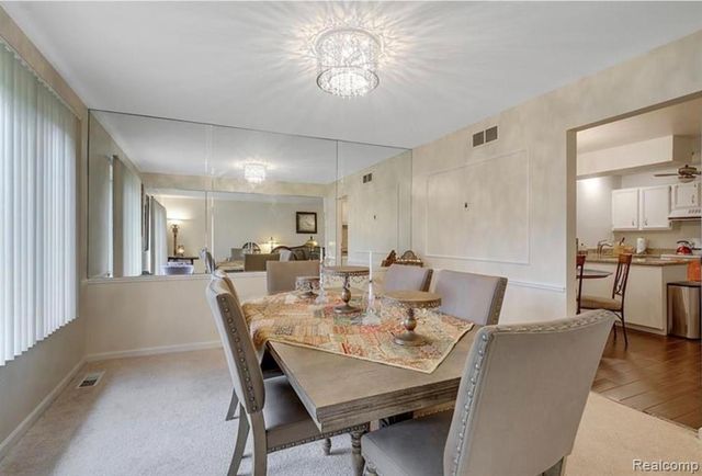 2472 Mulberry Square 22, Bloomfield Hills, MI 48302