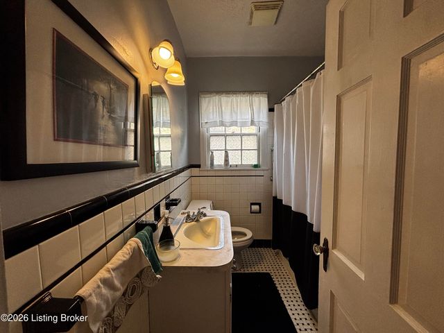 2228 Gladstone Ave, Louisville, KY 40205