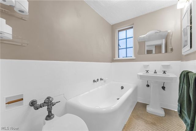 2511 Overlook Road, Cleveland Heights, OH 44106
