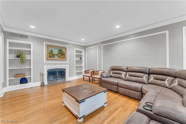 2511 Overlook Road, Cleveland Heights, OH 44106