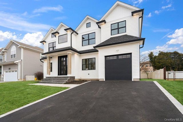 35 Main Parkway, Plainview, NY 11803