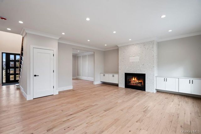 35 Main Parkway, Plainview, NY 11803