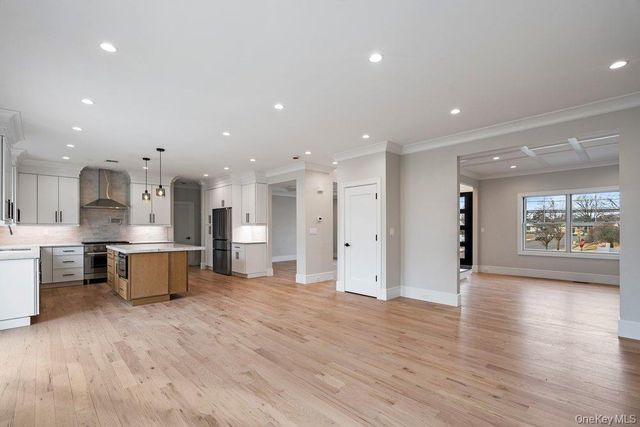 35 Main Parkway, Plainview, NY 11803