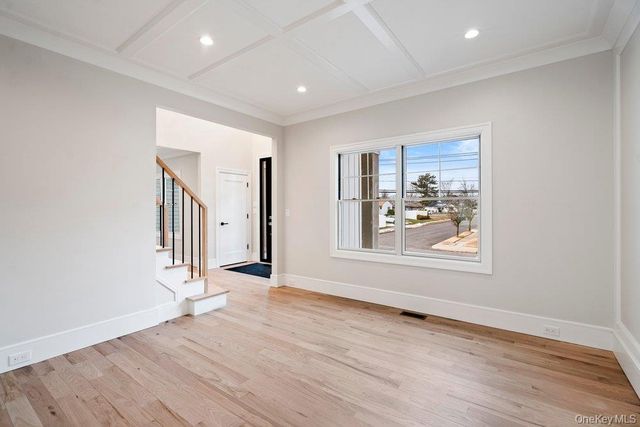 35 Main Parkway, Plainview, NY 11803