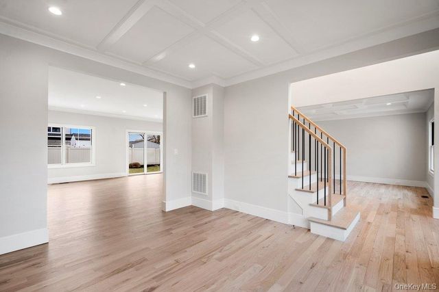 35 Main Parkway, Plainview, NY 11803