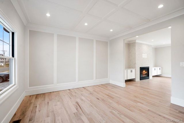 35 Main Parkway, Plainview, NY 11803