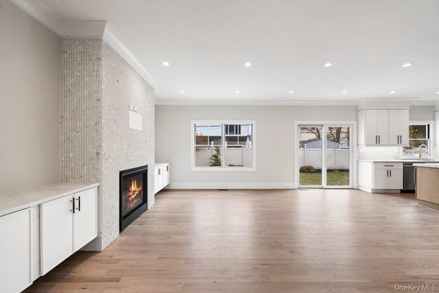 35 Main Parkway, Plainview, NY 11803