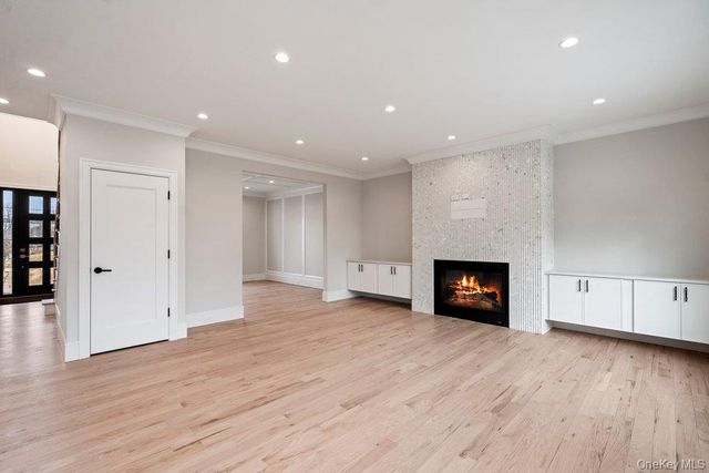 35 Main Parkway, Plainview, NY 11803