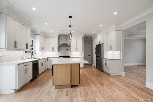 35 Main Parkway, Plainview, NY 11803