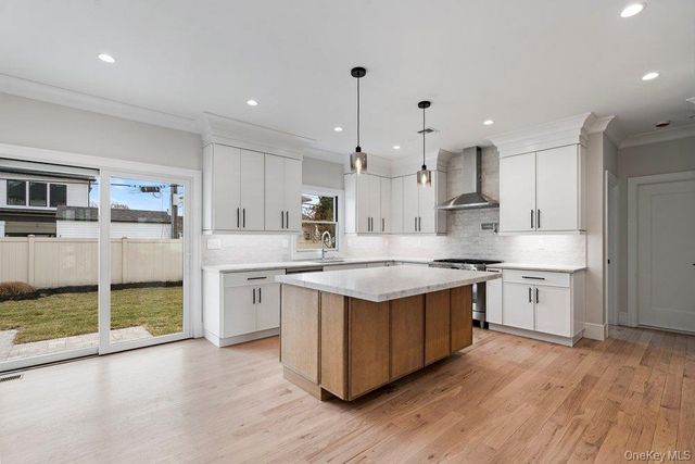 35 Main Parkway, Plainview, NY 11803