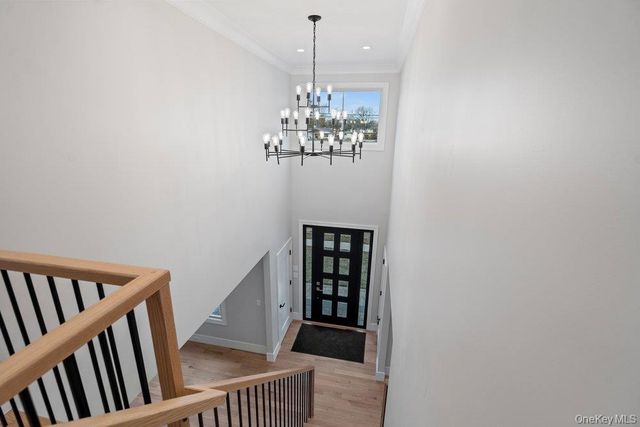 35 Main Parkway, Plainview, NY 11803