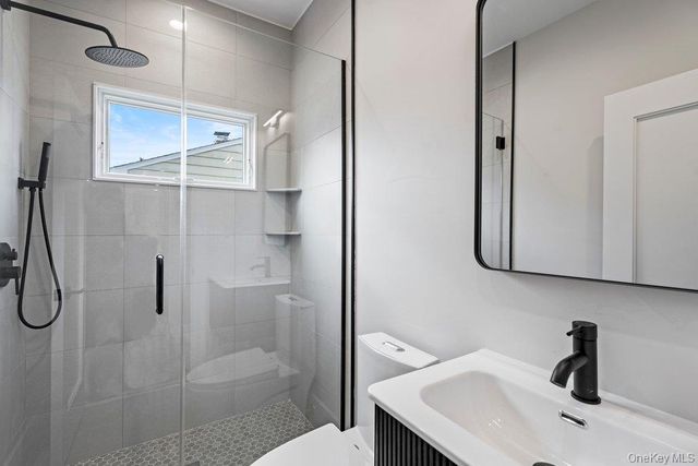 35 Main Parkway, Plainview, NY 11803