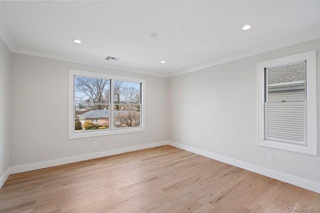 35 Main Parkway, Plainview, NY 11803