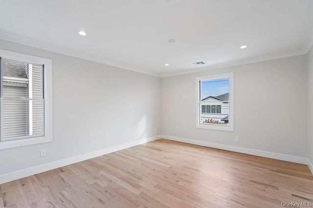 35 Main Parkway, Plainview, NY 11803