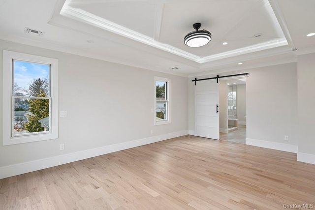 35 Main Parkway, Plainview, NY 11803