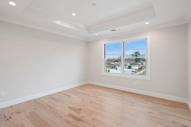 35 Main Parkway, Plainview, NY 11803