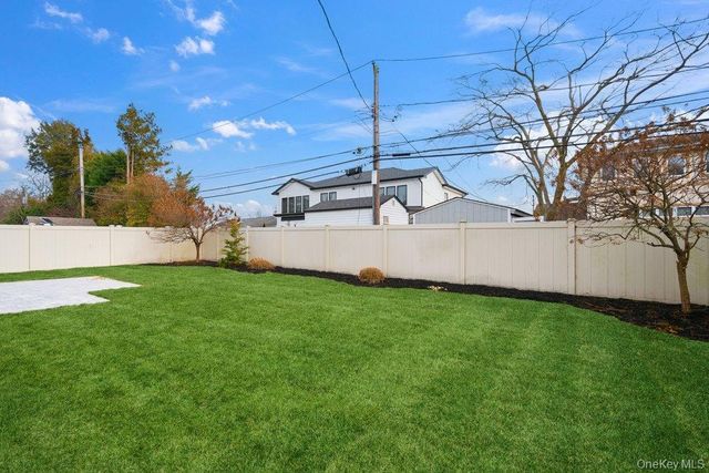 35 Main Parkway, Plainview, NY 11803