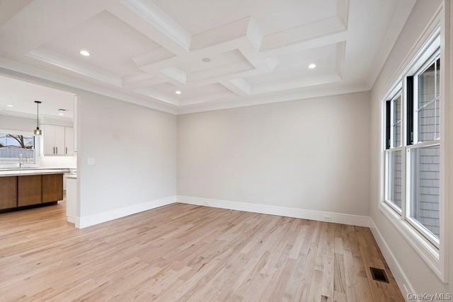 35 Main Parkway, Plainview, NY 11803