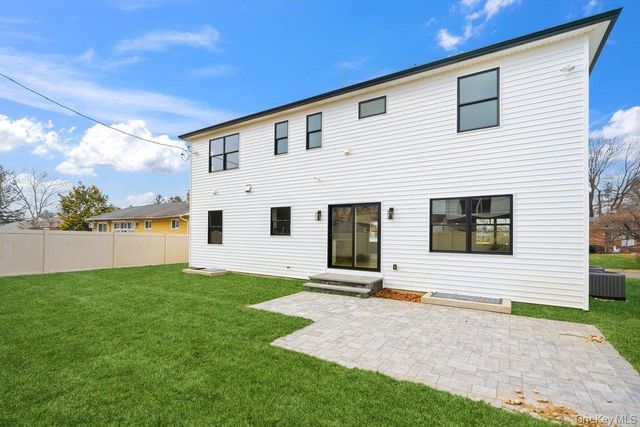 35 Main Parkway, Plainview, NY 11803