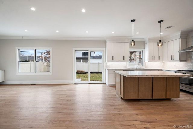 35 Main Parkway, Plainview, NY 11803