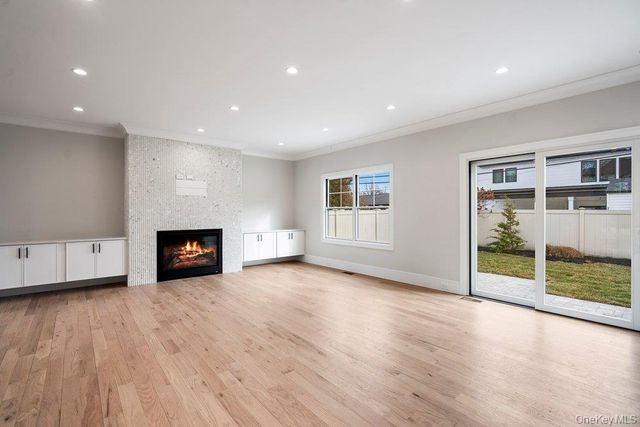 35 Main Parkway, Plainview, NY 11803