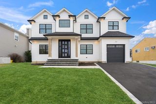 35 Main Parkway, Plainview, NY 11803