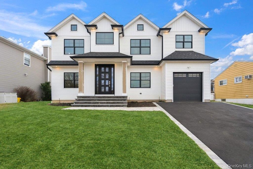 35 Main Parkway, Plainview, NY 11803