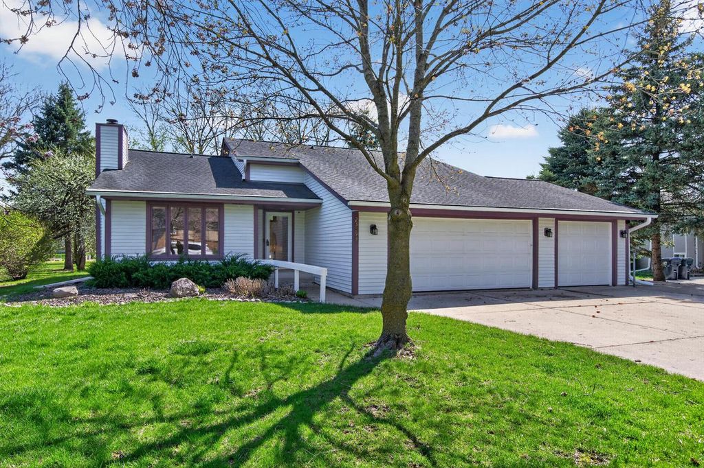 N61W23893 Sumac LANE, Sussex, WI 53089
