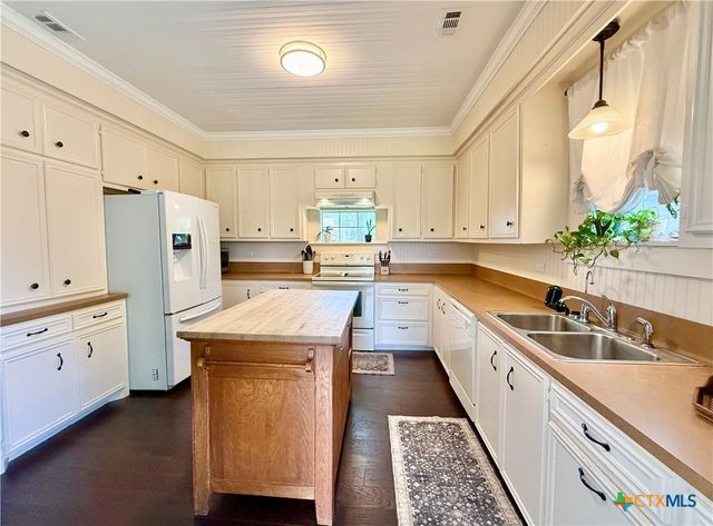 602 N Ridge Street, Hallettsville, TX 77964