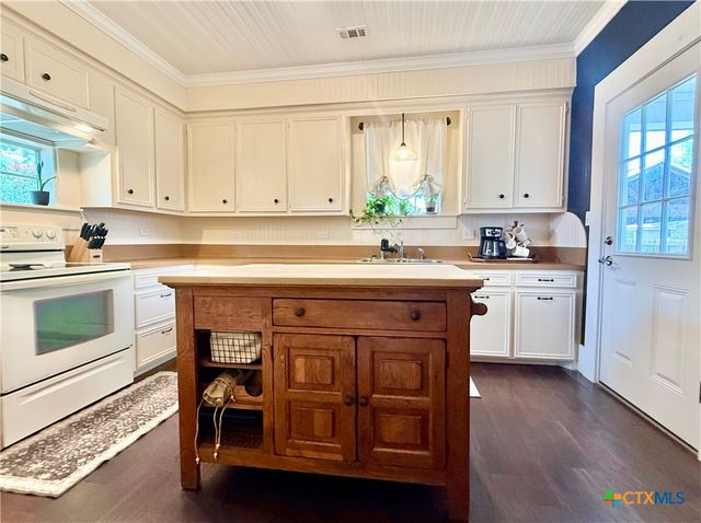 602 N Ridge Street, Hallettsville, TX 77964